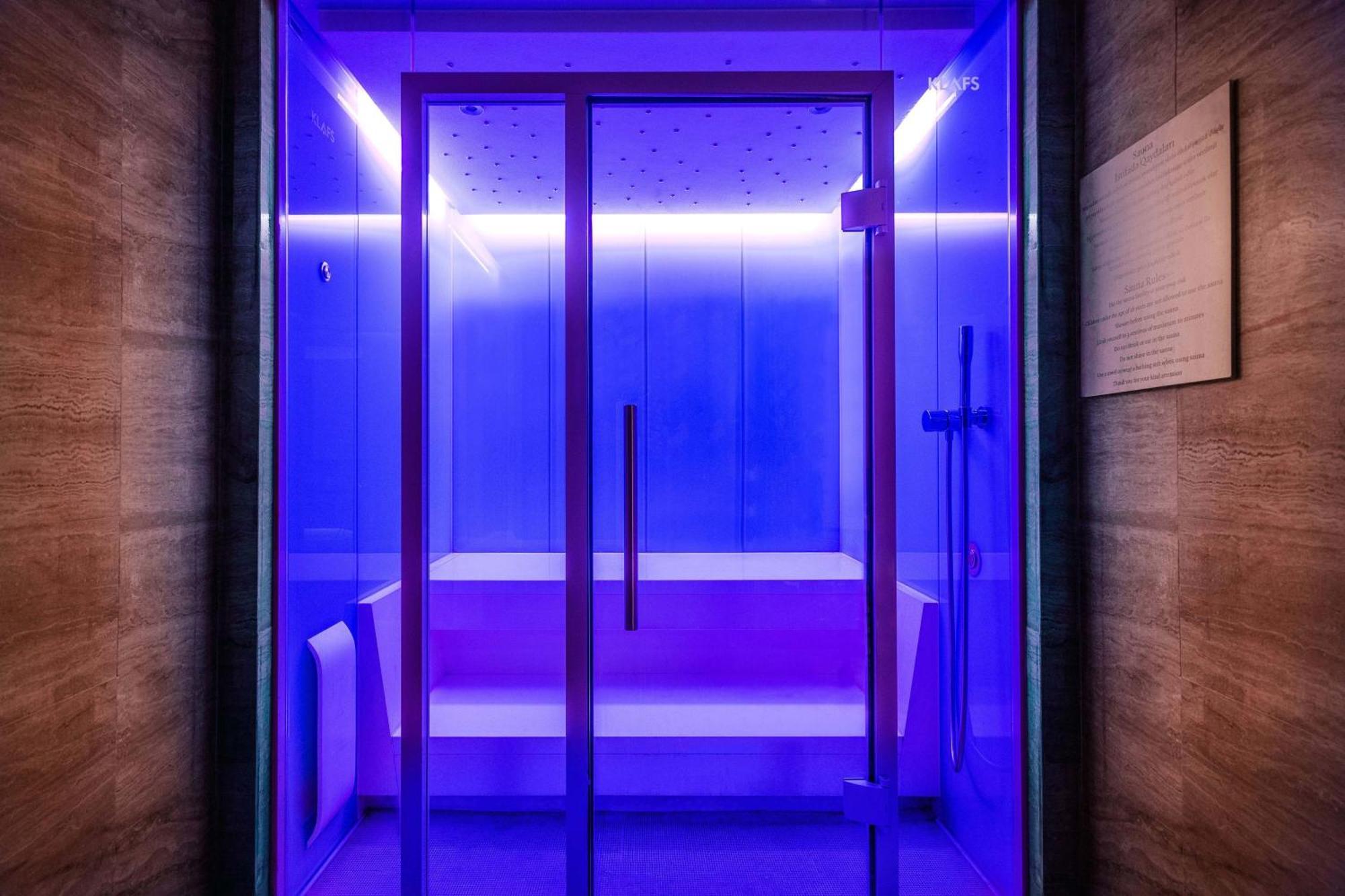Sheraton Baku Intourist Exterior foto A blue light spa