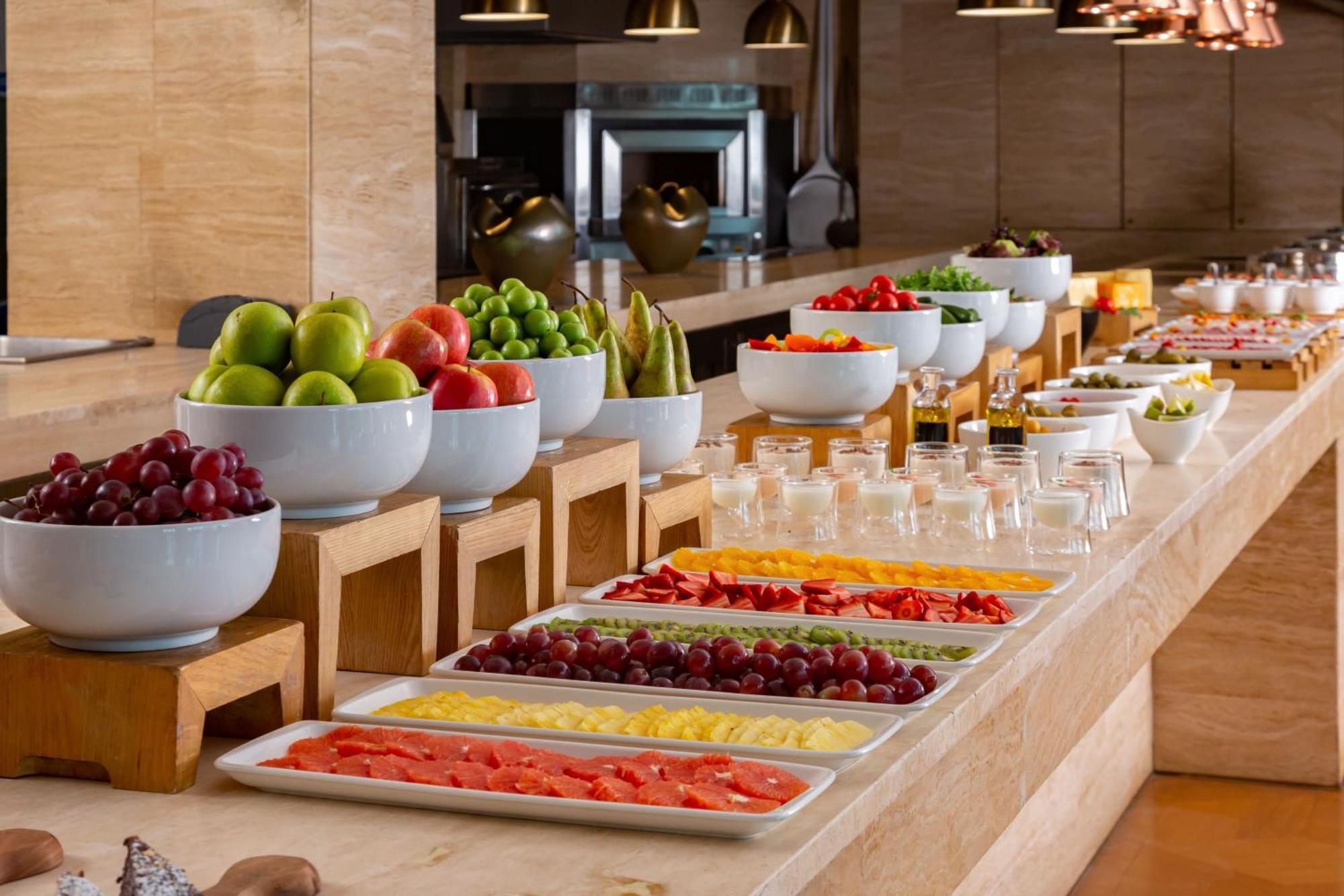 Sheraton Baku Intourist Exterior foto A fruit salad bar