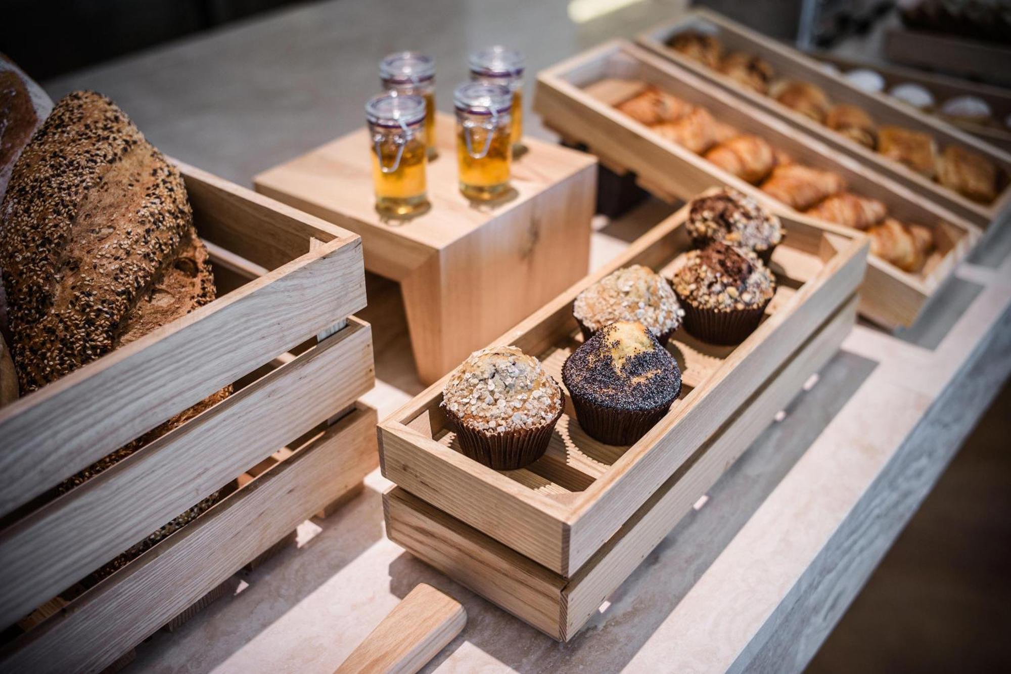 Sheraton Baku Intourist Exterior foto A selection of muffins at a buffet