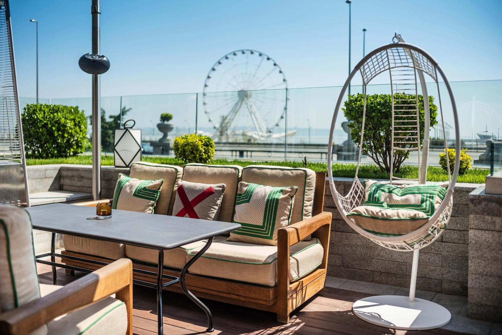 Sheraton Baku Intourist Exterior foto The Sky Bar