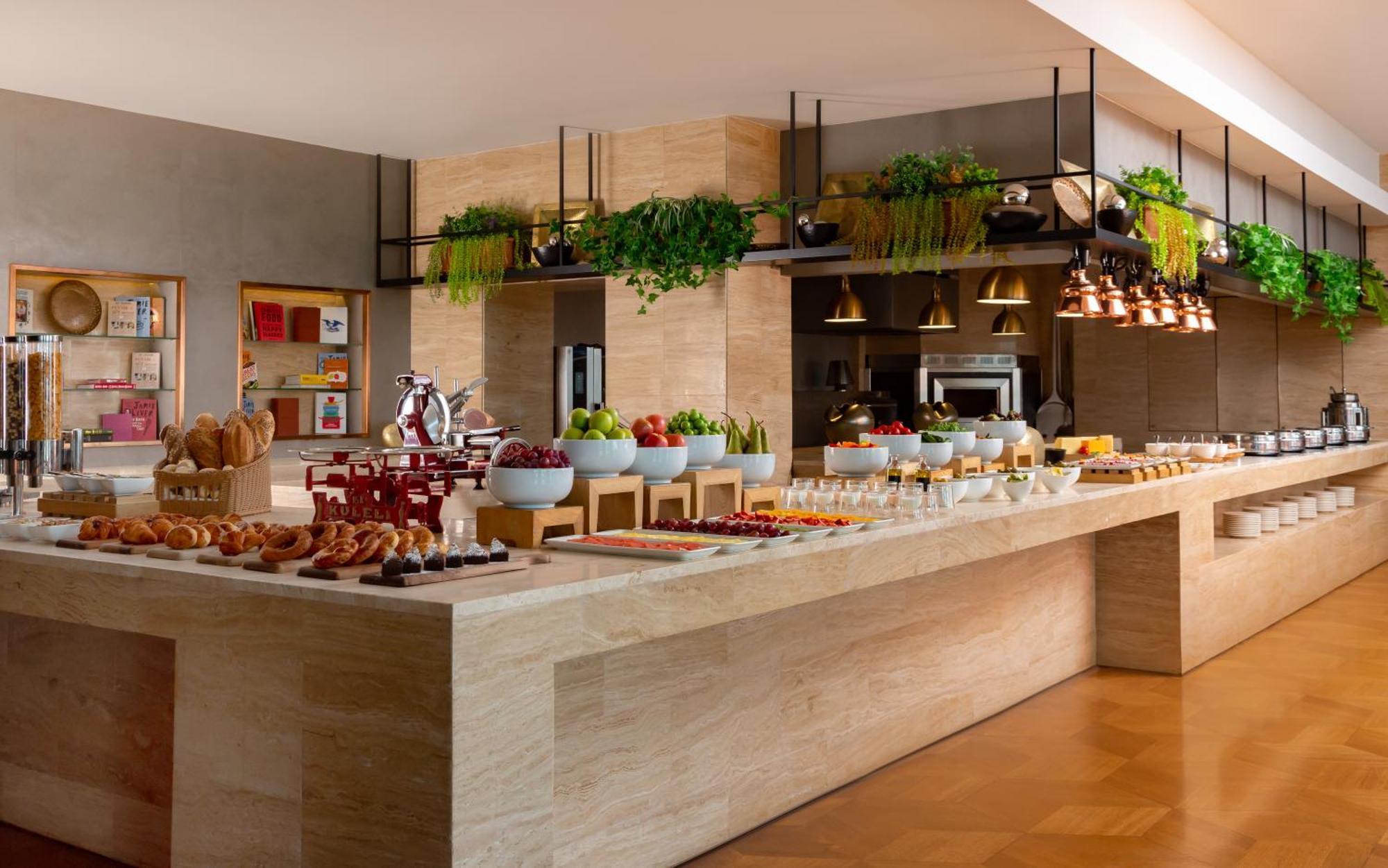 Sheraton Baku Intourist Exterior foto The buffet at the hotel
