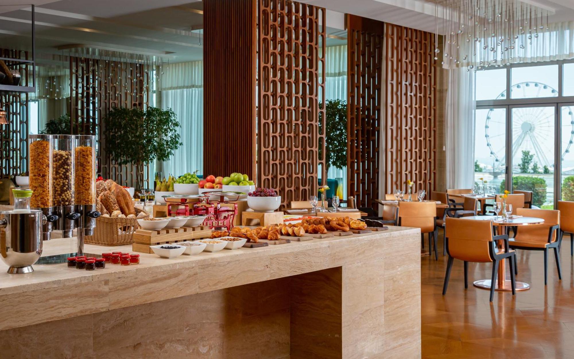 Sheraton Baku Intourist Exterior foto The Club Lounge at the Ritz-Carlton, DIFC