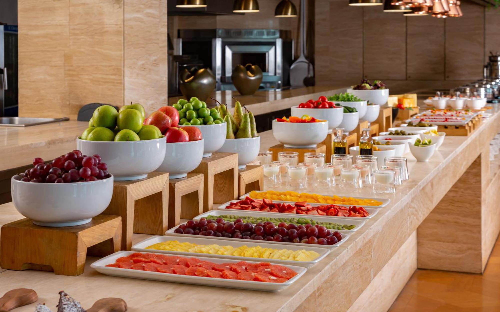 Sheraton Baku Intourist Exterior foto A fruit salad bar